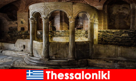 Отдыхающие в Салониках Греция посещают мечети, церкви и монастыри
