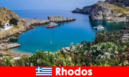Пешие туристы наслаждаются природой на Родосе, Греция