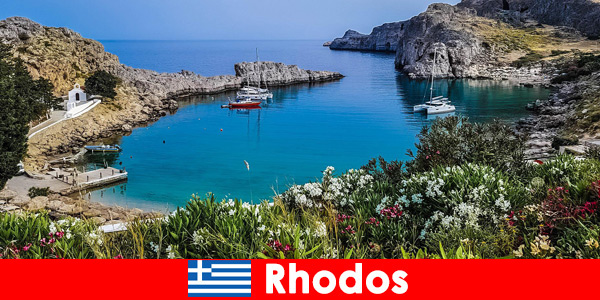 Пешие туристы наслаждаются природой на Родосе, Греция
