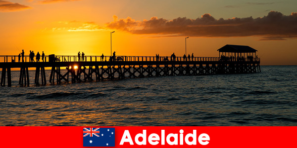 Тысячи отдыхающих посещают побережье в Аделаиде, Австралия