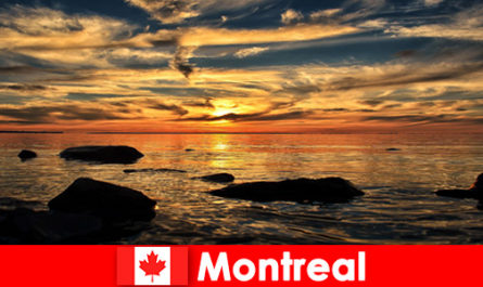 Туристы наслаждаются пляжем, морем и природой в Монреале, Канада
