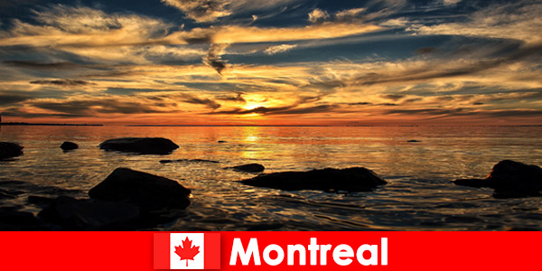 Туристы наслаждаются пляжем, морем и природой в Монреале, Канада