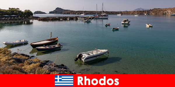 На Родосе, Греция, с лодками, выходящими в широкое море