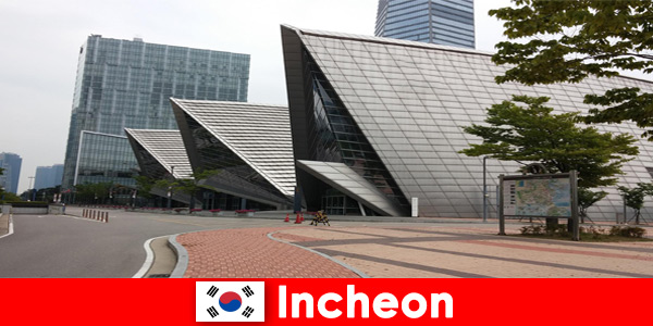 Туристы в Инчхоне, Южная Корея, испытывают контрасты, такие как большой город и традиции