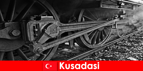 Туристы-любители посещают музей старых локомотивов под открытым небом в Кушадасах, Турция