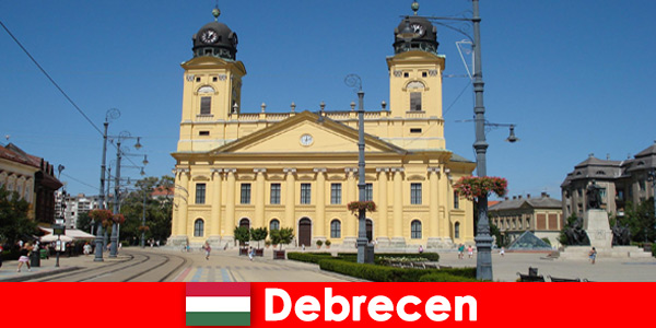 Туристы открывают для себя искусство и историю в Дебрецене, Венгрия