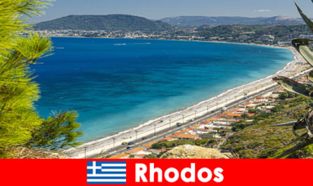 Гости Родоса, Греция, наслаждаются островным колоритом и фантастическими пляжами