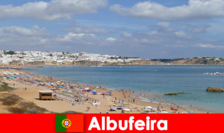 Отдыхающие в Албуфейре, Португалия, наслаждаются природой, морем и хорошей едой