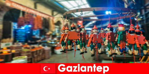 Продавцы на рынке с сувенирами ручной работы ждут туристов в Газиантепе, Турция