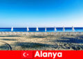 Рекомендация: наслаждайтесь отдыхом в Алании, Турция, с детьми, купающимися на пляже.