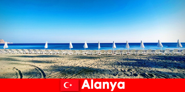 Рекомендация: наслаждайтесь отдыхом в Алании, Турция, с детьми, купающимися на пляже.