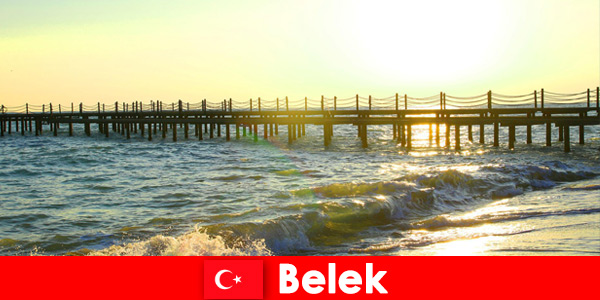 Расслабьтесь и послушайте шум моря в Белеке, Турция
