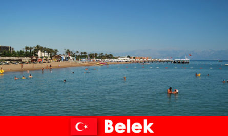 Солнечный пляж и море для иностранцев в Белеке, Турция