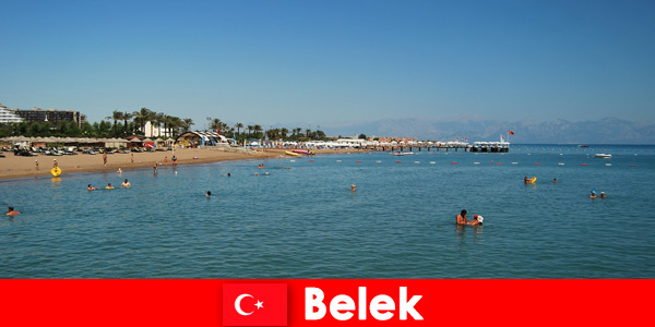 Солнечный пляж и море для иностранцев в Белеке, Турция