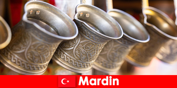 Шопинг и рестораны на восточных рынках в Мардине, Турция