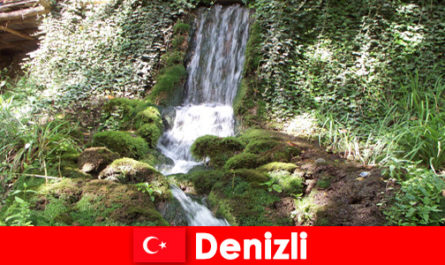 Путешественники на природе посещают уникальные места в Денизли, Турция