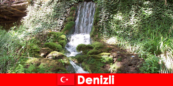 Путешественники на природе посещают уникальные места в Денизли, Турция