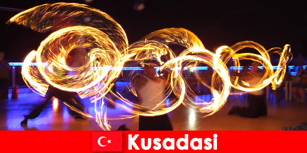Вечером в Кушадасах, Турция, проходят зрелищные представления для детей и взрослых
