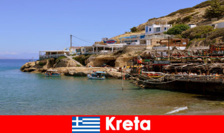 Отдыхающие на Крите наслаждаются местной кухней и природой Греции