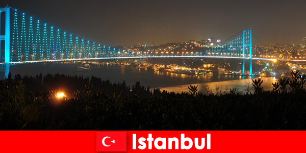 Красочные огни и толпы людей скрашивают ночь в Стамбуле