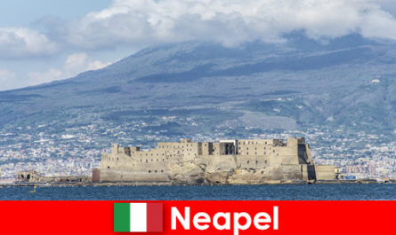 Испытайте прекрасные исторические места в Неаполе, Италия