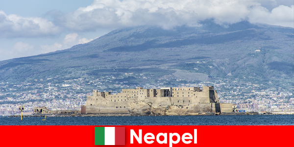 Испытайте прекрасные исторические места в Неаполе, Италия