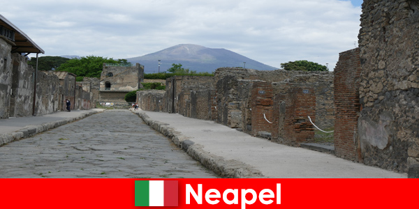 Древний город Помпеи также пользуется популярностью у туристов